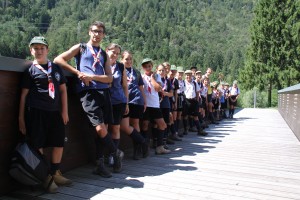 Foto di gruppo sul ponte pedonale delle Terme di Arta.