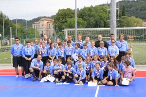 foto di gruppo l/c ed e/g prima della partenza per le vdb e il campo insieme al Parroco Mons. Baloo